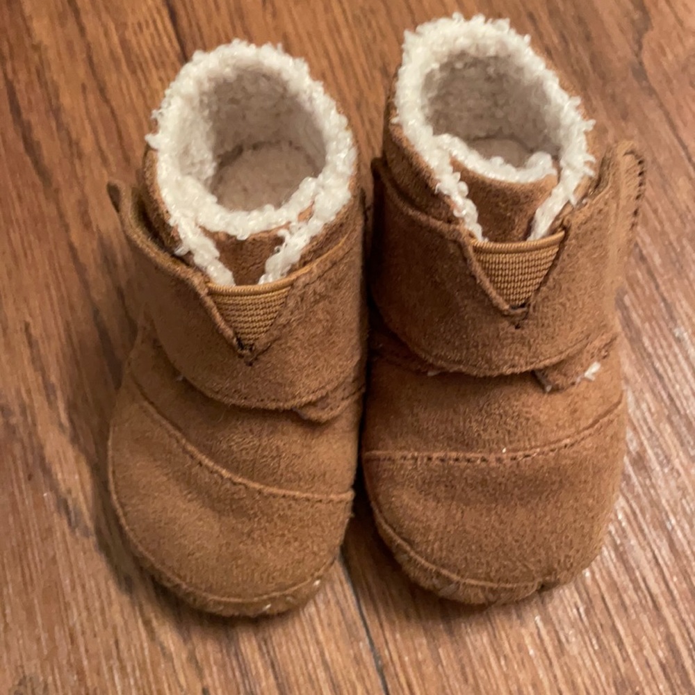 Tom’s Unisex  brown boots Size 3